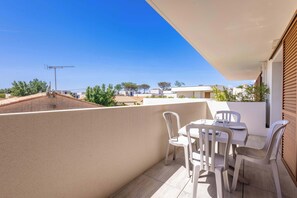 Outdoor dining - F3 Comfort and Pool 300m from the Beach (Sérignan)