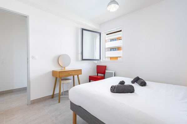 2 bedrooms, iron/ironing board, WiFi, bed sheets