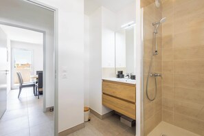 Douche, articles de toilette gratuits, sĂšche-cheveux