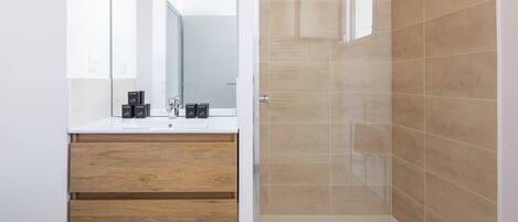 Shower, free toiletries, hair dryer, towels