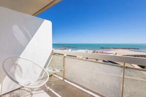 Property grounds - Valras-Plage Beachfront Apartment: Sea Views & Terrace (Valras-Plage)