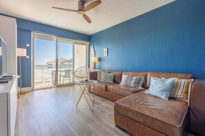 TV - Valras-Plage Beachfront Apartment: Sea Views & Terrace (Valras-Plage)