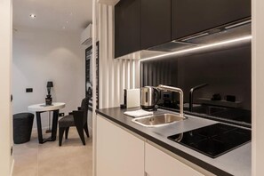 Suite estudio, 1 cama Queen size | Cocina privada | Refrigerador, microondas, parrilla de estufa y lavavajillas 
