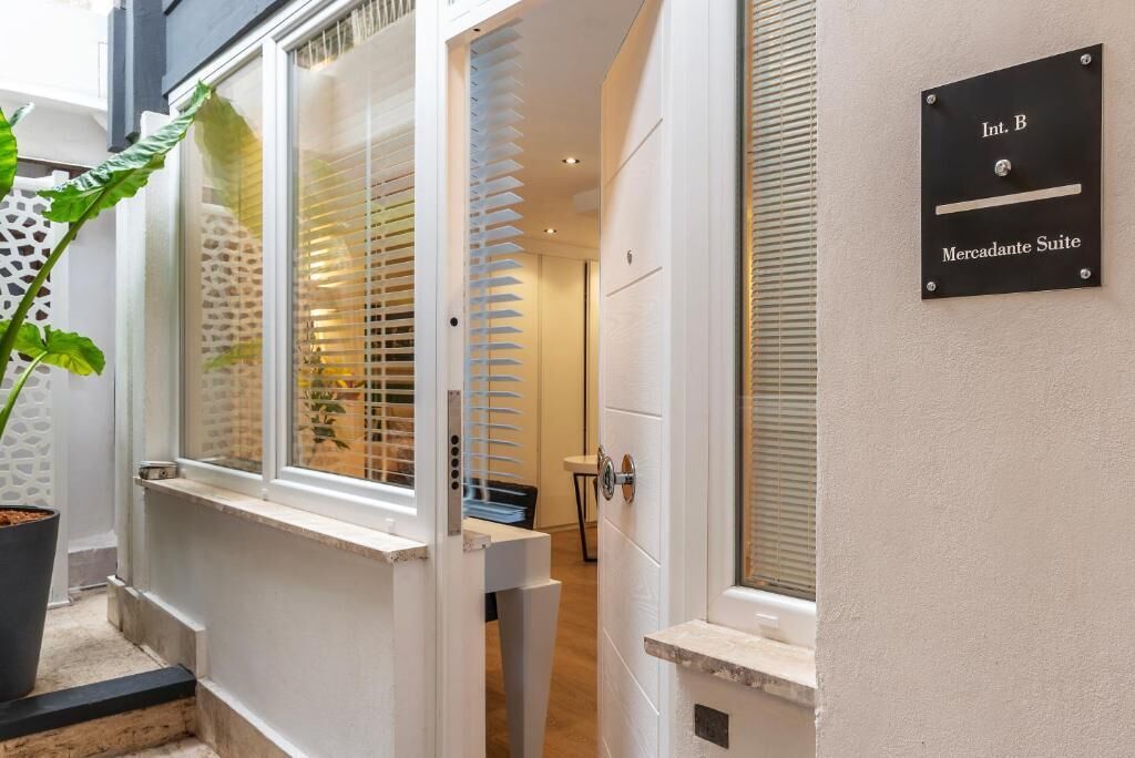 Bureau, espace de travail pour ordinateur portable, Wi-Fi gratuit