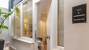 A hotel entrance with a sign reading "Int. B Mercadante Suite". - JOIVY Elegant Suites Near Villa Borghese (Rome)