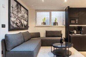 Leilighet, 1 soverom | Oppholdsområde | En 40-tommers Flatskjerm-TV med digitale kanaler