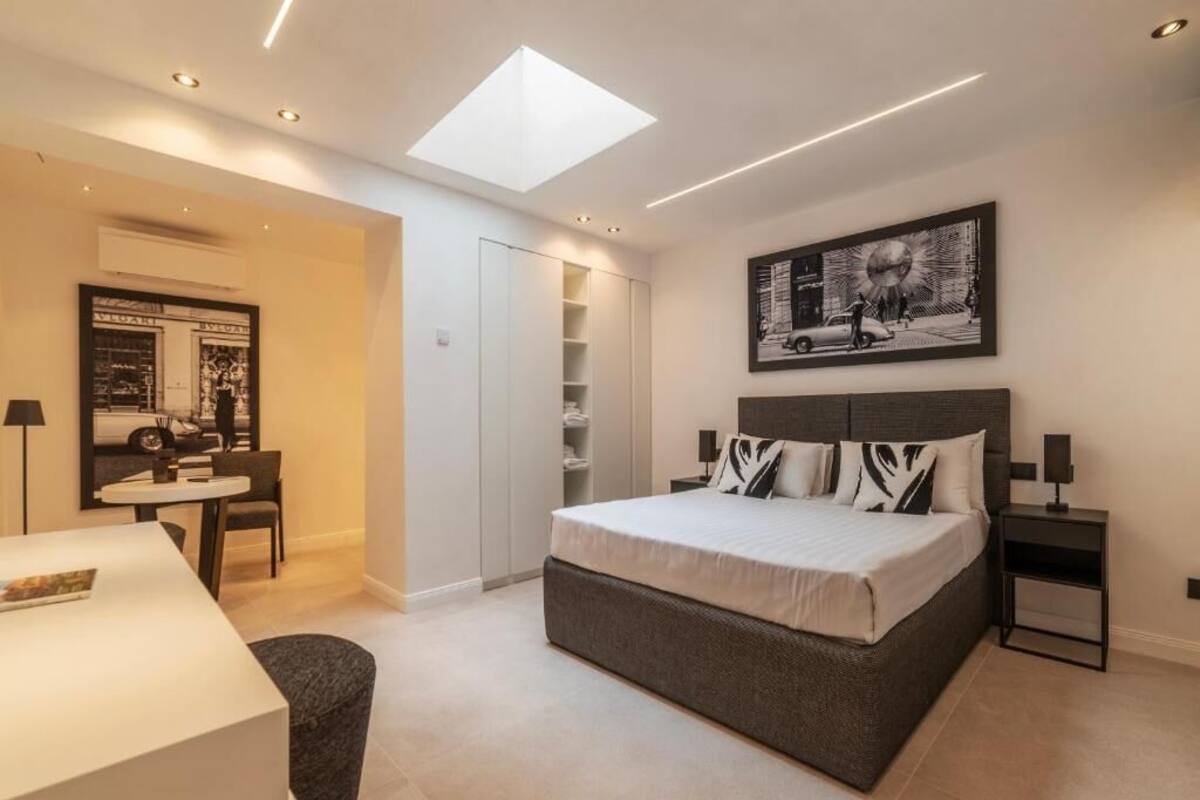Studio Suite, 1 Queen Bed | Desk, laptop workspace, free WiFi, bed sheets