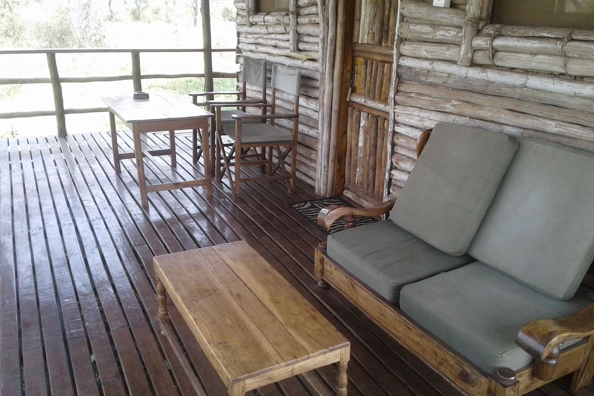 Habitación triple Confort, balcón, vista al parque | Espacio para trabajar con laptop