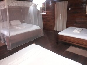 Chambre Triple Confort, balcon, vue parc | Espace de travail pour ordinateur portable