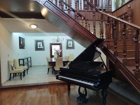 Interior. FLOR Y CANTO