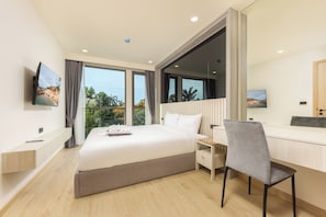 Appartement, balcon, vue jardin | Coffres-forts dans les chambres, fer et planche à repasser