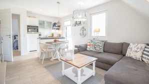 Een modern appartement met keuken, eetgedeelte en woonkamer.