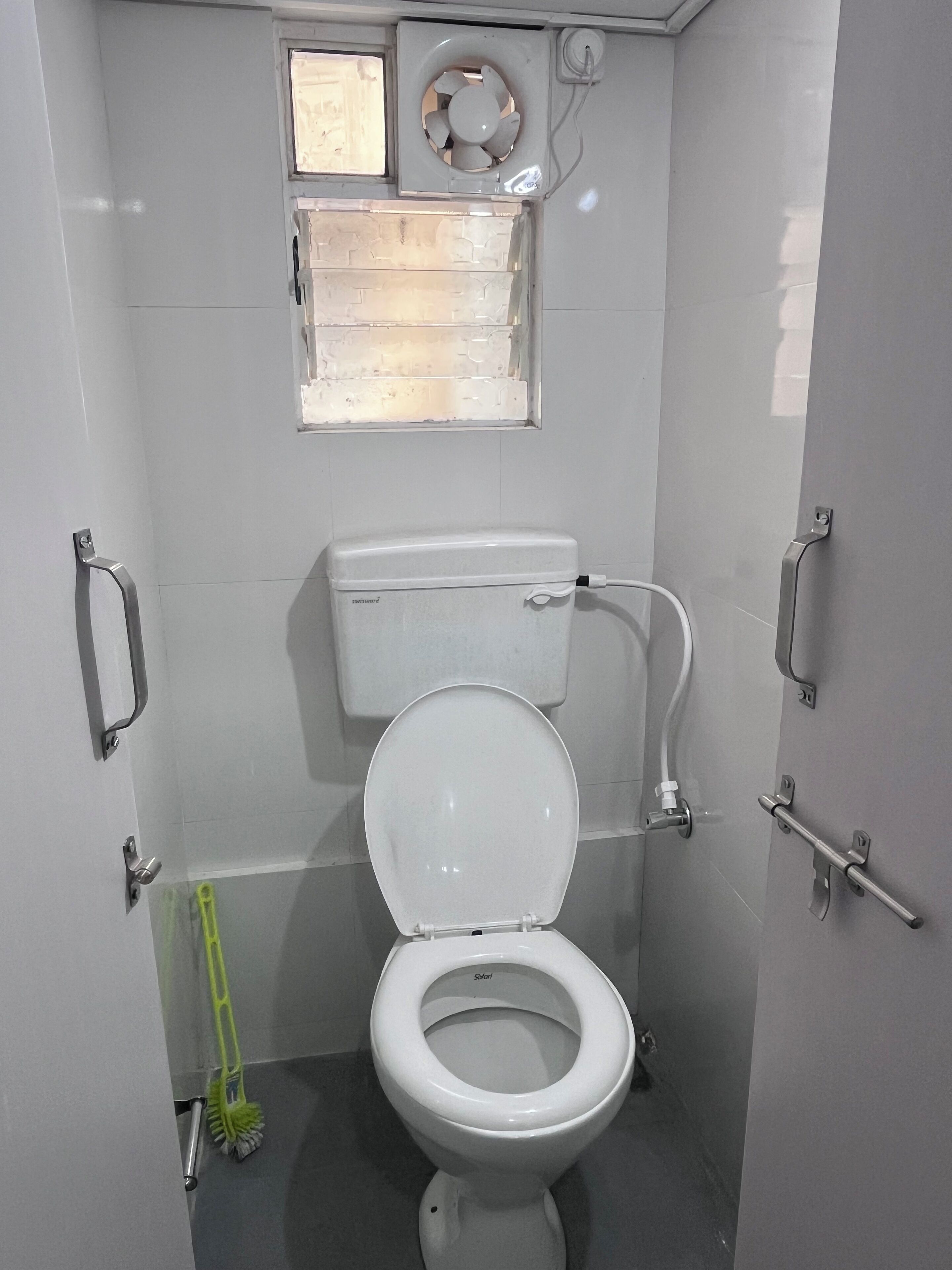 Bidé, håndklær, såpe og toalettpapir