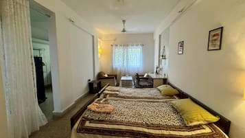 1 habitación, tabla de planchar con plancha y ropa de cama
