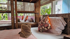 Dormitorio compartido estándar | Decoración personalizada, muebles diferentes y ropa de cama