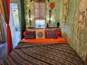 Decoración personalizada, muebles diferentes y ropa de cama 