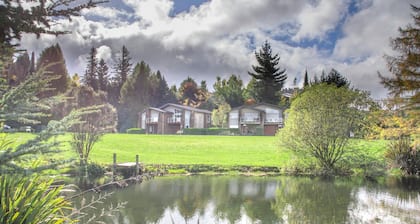 Warm, spacious & modern Ohakune retreat - private outdoor spa pool, free wifi
