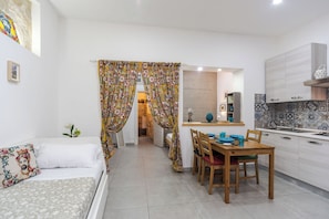 Appartement, 1 chambre | Coin séjour | Télévision de 30 pouces avec chaînes par satellite