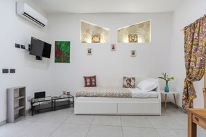 Apartment, 1 Schlafzimmer | Wohnbereich | 30-Zoll-Fernseher mit Satellitenempfang