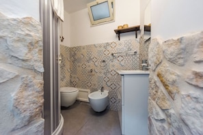 Appartement, 1 chambre | Salle de bain | Sèche-cheveux, serviettes fournies, savon, shampoing