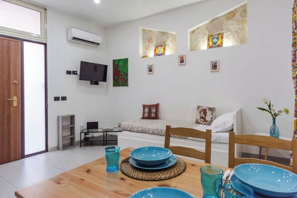 Apartamento, 1 quarto | Área de estar | TV 30 polegadas com canais via satélite