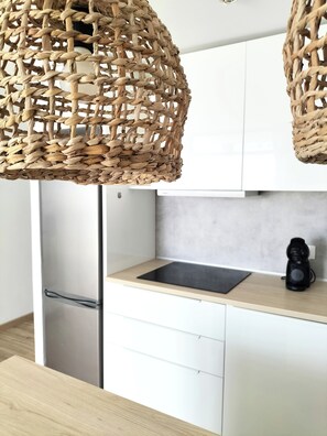 Wasserkocher mit Kaffee-/Teezubehör, Kühlschrank, Mikrowelle, Ofen