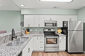 Jääkaappi, mikroaaltouuni, uuni, liesi