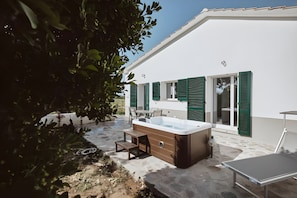 Apartemen Deluks, 1 kamar tidur | Kedap suara, setrika/meja setrika, Wi-Fi gratis, dan seprai linen