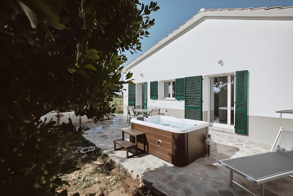 Superior Apartment, 1 Bedroom | Soundproofing, iron/ironing board, free WiFi, bed sheets