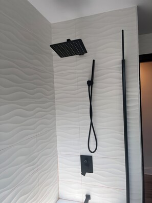Hårtørrer, håndklæder, Sæbe, Toiletpapir