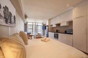 1 bedroom, free WiFi, bed sheets - Always Power, Pool, Parking & Gym Luxury Cape Town (Cape Town)
