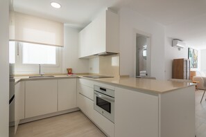 Kjøleskap, mikrobølgeovn, ovn og oppvaskmaskin