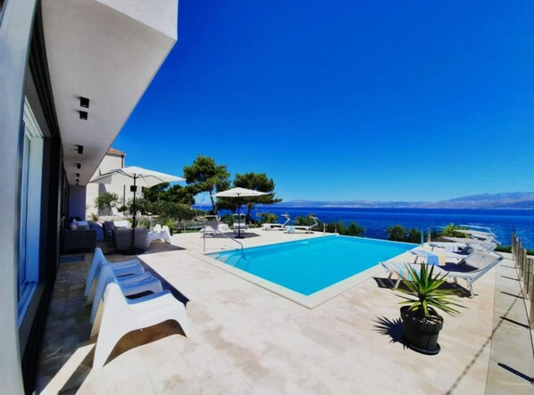 Biệt thự (Villa Ema with Swimming Pool by the S) | Hồ bơi