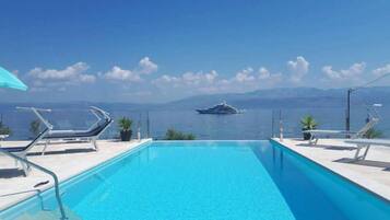 Villa (Villa Ema with Swimming Pool by the S) | Basseng