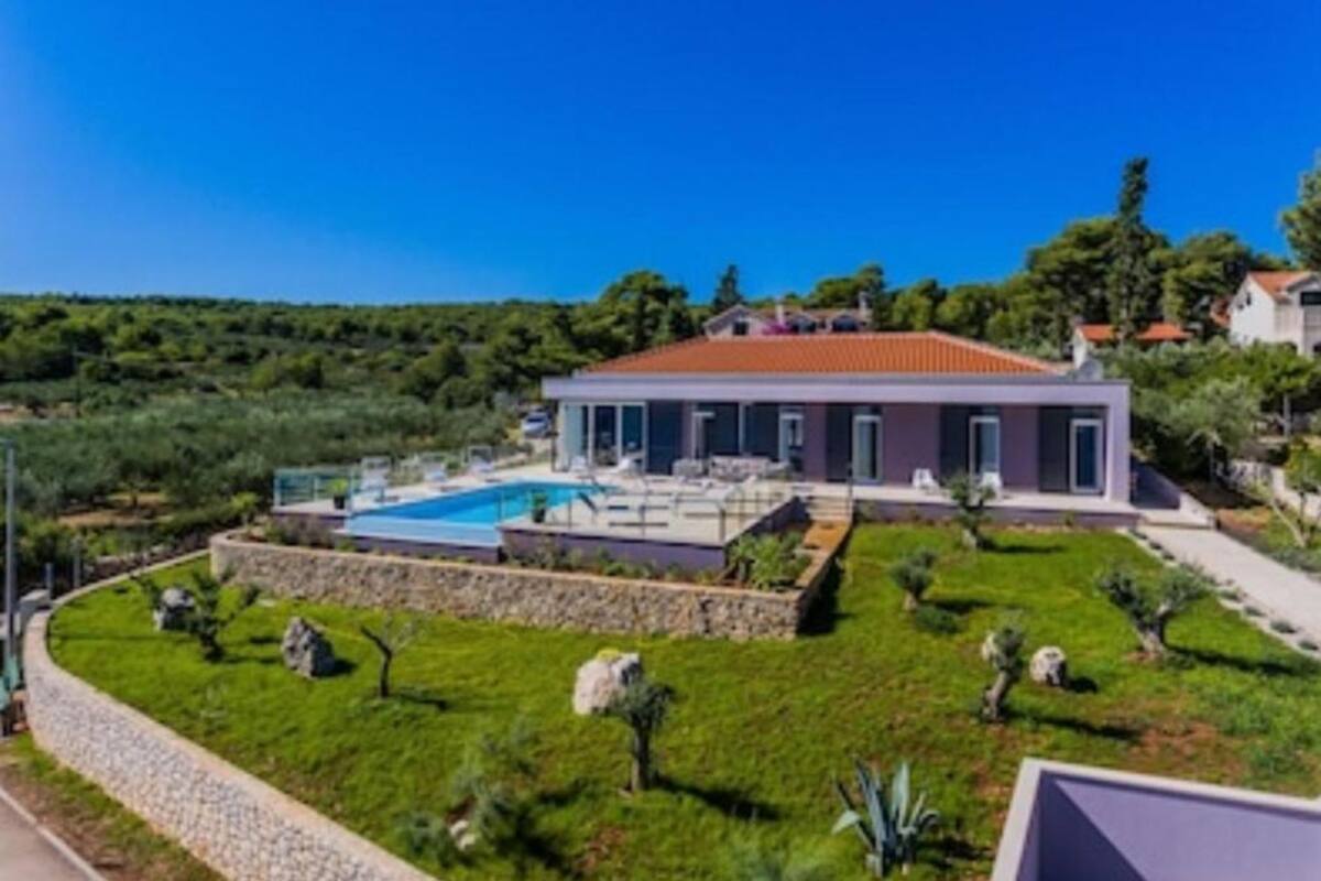 Huvila (Villa Ema with Swimming Pool by the S) | Ulkopuoli