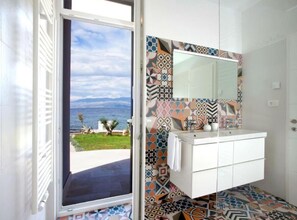 Villa (Villa Ema with Swimming Pool by the S) | Salle de bain | Douche, serviettes fournies