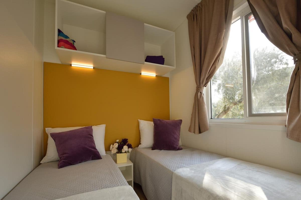 Trailer luxo, 3 quartos | 13 quartos, individualmente mobiliados, roupa de cama