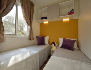 Trailer luxo, 3 quartos | 13 quartos, individualmente mobiliados, roupa de cama