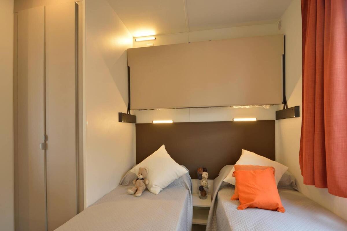 Comfort Mobile Home, 2 Bedrooms | 13 bedrooms, individually furnished, bed sheets