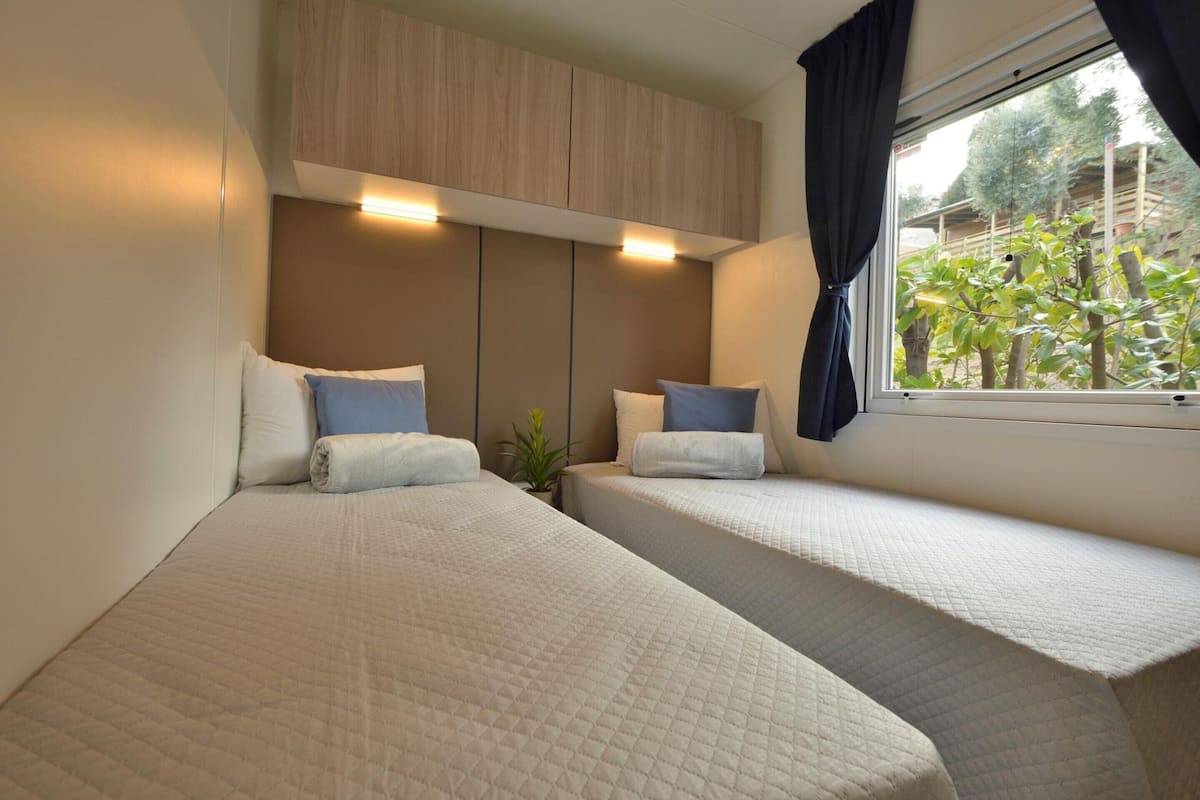Trailer superluxo, 2 quartos | 13 quartos, individualmente mobiliados, roupa de cama