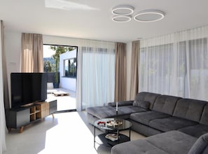 Villa (Four Bedroom Villa) | Soggiorno | TV a schermo piatto 32 pollici con canali satellitari