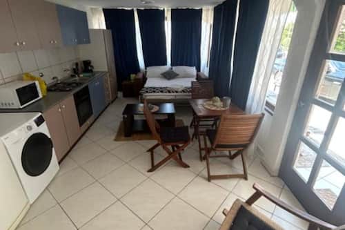 Apartament (One Bedoom Apartment 2) | Cuina privada | Frigorífic i utensilis de cuina, vaixella i coberteria