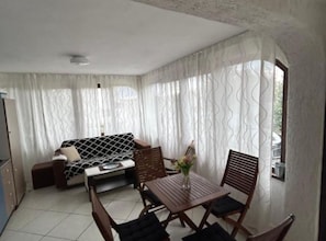 Căn hộ (One Bedoom Apartment 2) | Phòng khách | TV màn hình phẳng 32-inch có truyền hình vệ tinh