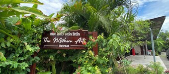 Colorful Charming cottage in tranquil with local touch