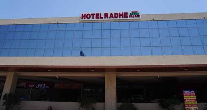 HOTEL RADHE PALACE