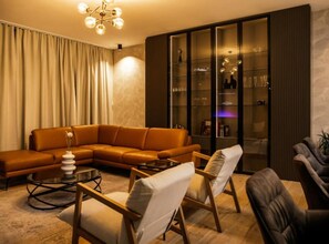 Vil·la (Six Bedroom Villa) | Sala d'estar | Televisor de pantalla plana de 32 polzades amb canals per satèl·lit