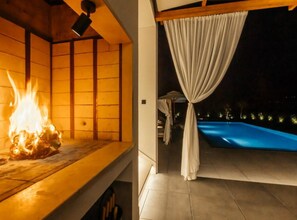 Villa (Six Bedroom Villa) | Piscina | Una piscina al aire libre, sombrillas, tumbonas