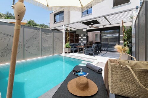 Suite 3 – Elegant & Serene Hideaway I September15 Suites