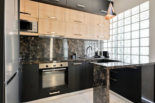 Suite 3 – Elegant & Serene Hideaway I September15 Suites