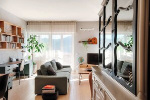 Deluxe Apartment, Lake View | Living area